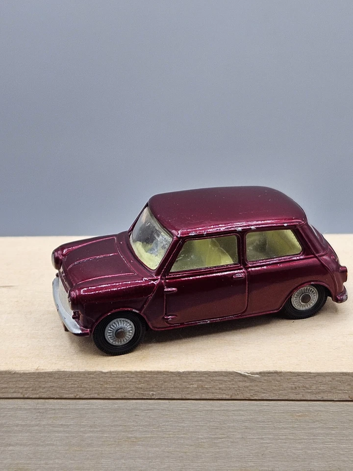 Juguetes Corgi vintage #226 MORRIS MINI MINOR en granate con interior amarillo Foto 3 de 4