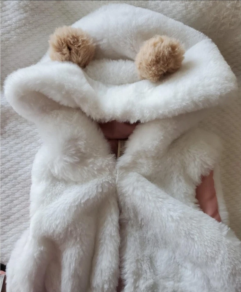 Colete com capuz de pele sintética branca primeiras impressões - Imagem 3 de 4