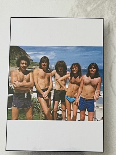 AC/DC 2000/2028 CALENDARIO Angus Young Bon Scott RARO ROCK N ROLL COMO NUEVO SELLADO - Imagen 9 de 15