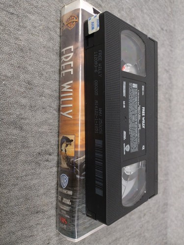 Free Willy (VHS, 1993, Clamshell) Warner Home Video - Picture 4 of 5