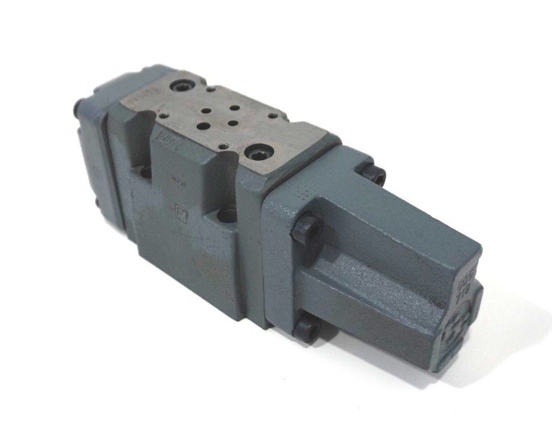 USED REXROTH 4WRZ10W1-85-51/6A24N9K47-D3MR-453 VALVE 4WRZ10W185516A24N9K47D3MR..