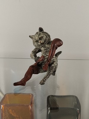 KALTBEMALTE BRONZE ''STIEFELKATER'' POLIERT SEINE STIEFEL