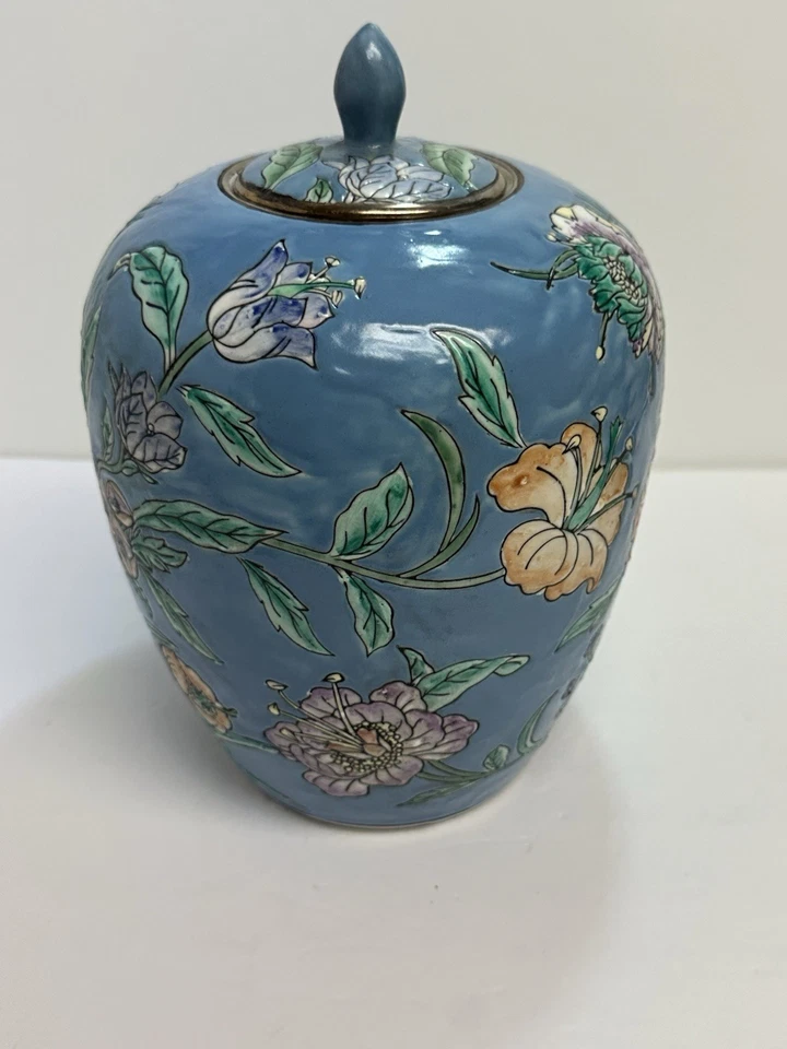 Jarrón/urna vintage chino de jengibre azul con flores 9” esmalte Macao Foto 3 de 4