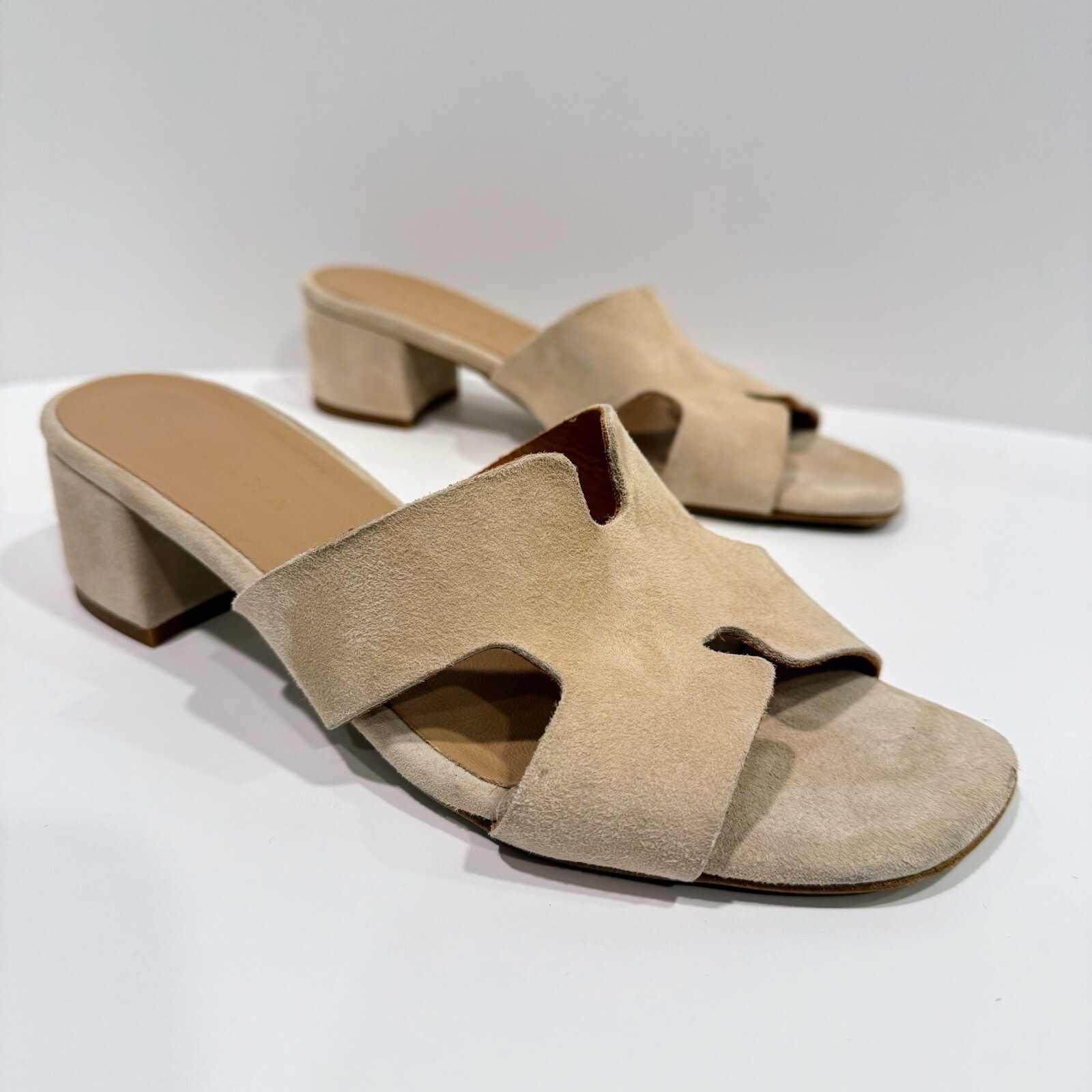 Sandalia Tiziana Deslizante Beige Gamuza Cuero Hecho en España Zapatos Tacón Bajo Mujer Talla 7