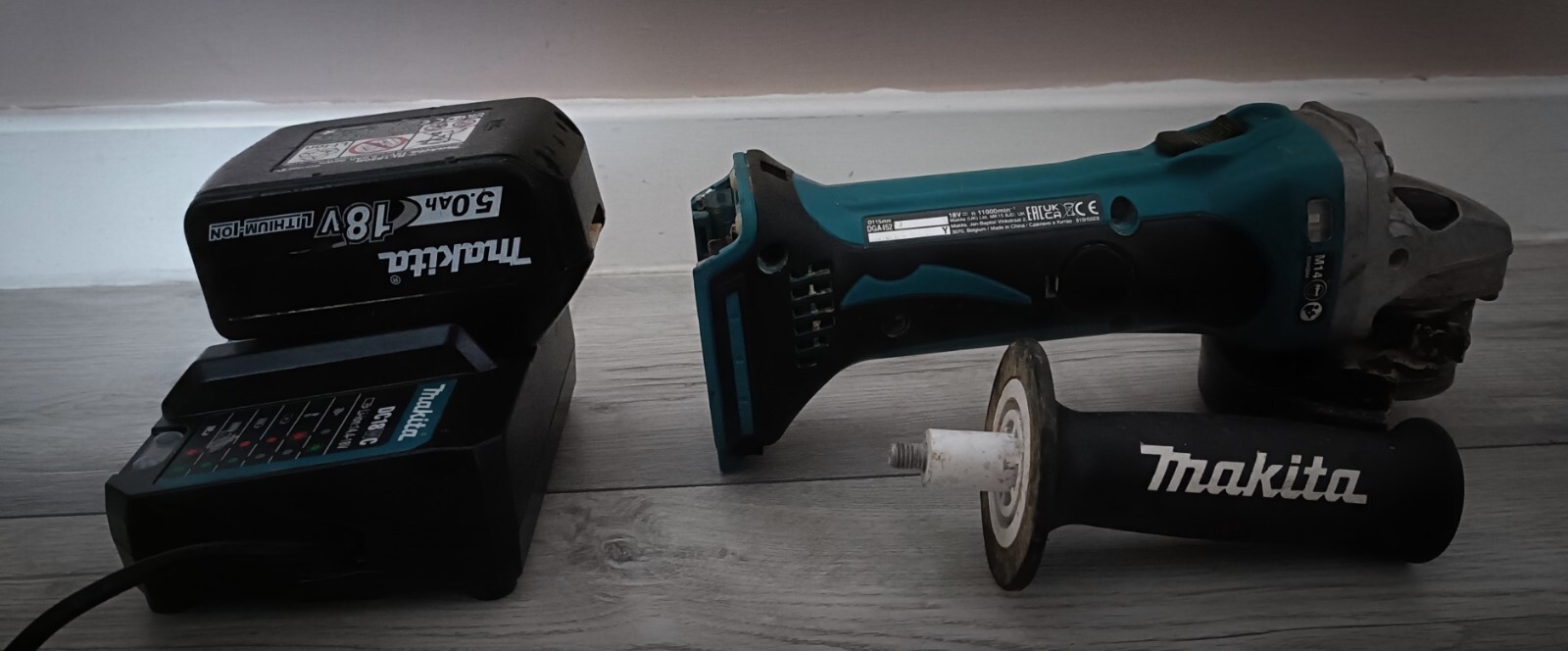 Makita DGA452Z 18V LiIon 115mm Angle Grinder with 5.0Ah Battery & Charger eBay