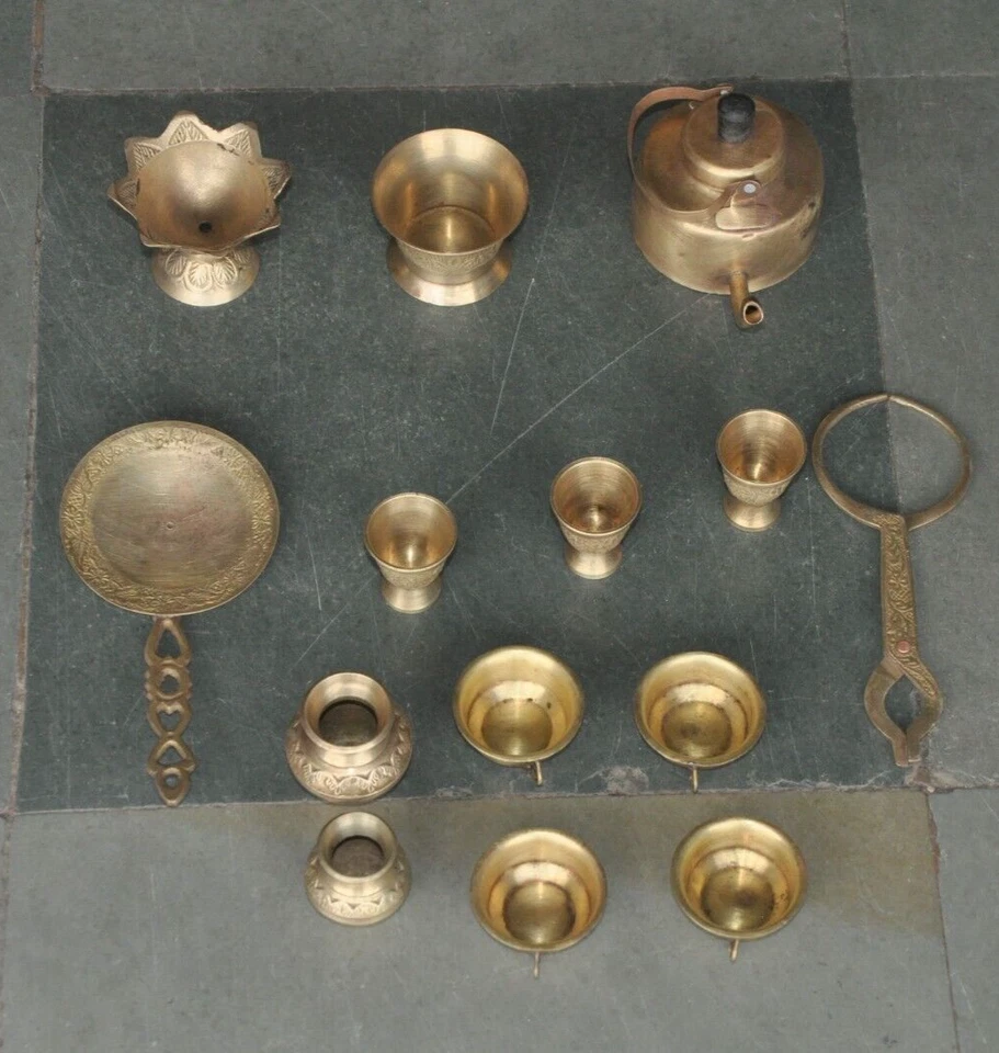 Artículos para casa de muñecas bebé grabados artesanales de latón vintage de 14 piezas Foto 3 de 4