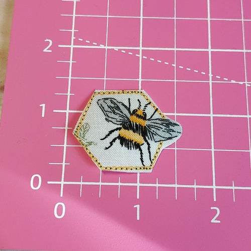 Bee Logo Iron-On Applique Patches Love Animals Honey Flowers - Picture 3 of 3