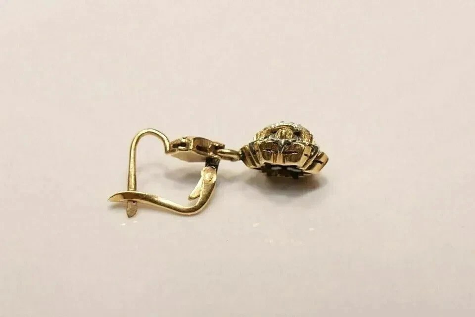 Brincos de casamento estilo art déco redondos criados em laboratório com acabamento em ouro amarelo 14K - Imagem 4 de 4