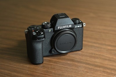 Fujifilm X-S10 Mirrorless 26.1MP Camera Body + Charger