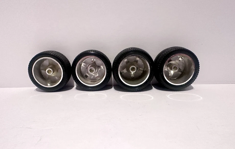 Колеса и шины Burago 1996 Dodge Viper GTS масштаб 1:18 - Изображение 2 из 4