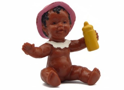 Bullyland Microfigur Baby Mädchen rosa Hut Flasche Schwarz Sitzend 4cm Made in G