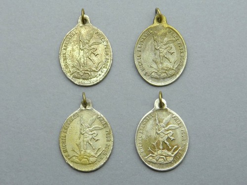 Ciondolo religioso francese antico. Arcangelo San Michele. Lotto 4 Medaglia San Michele - Foto 2 di 4