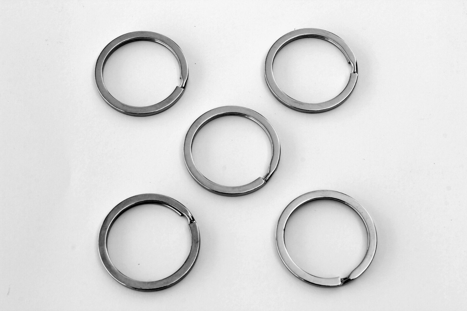 Ein geschmiedeter Stahlring aus einem 14mm dicken Rohr Ein geschmiedeter Stahlring aus einem 14mm dicken Rohr