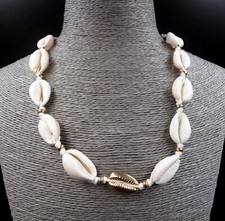 Collier bohème en coquillages cauris naturel et or - Tendance été 2023
