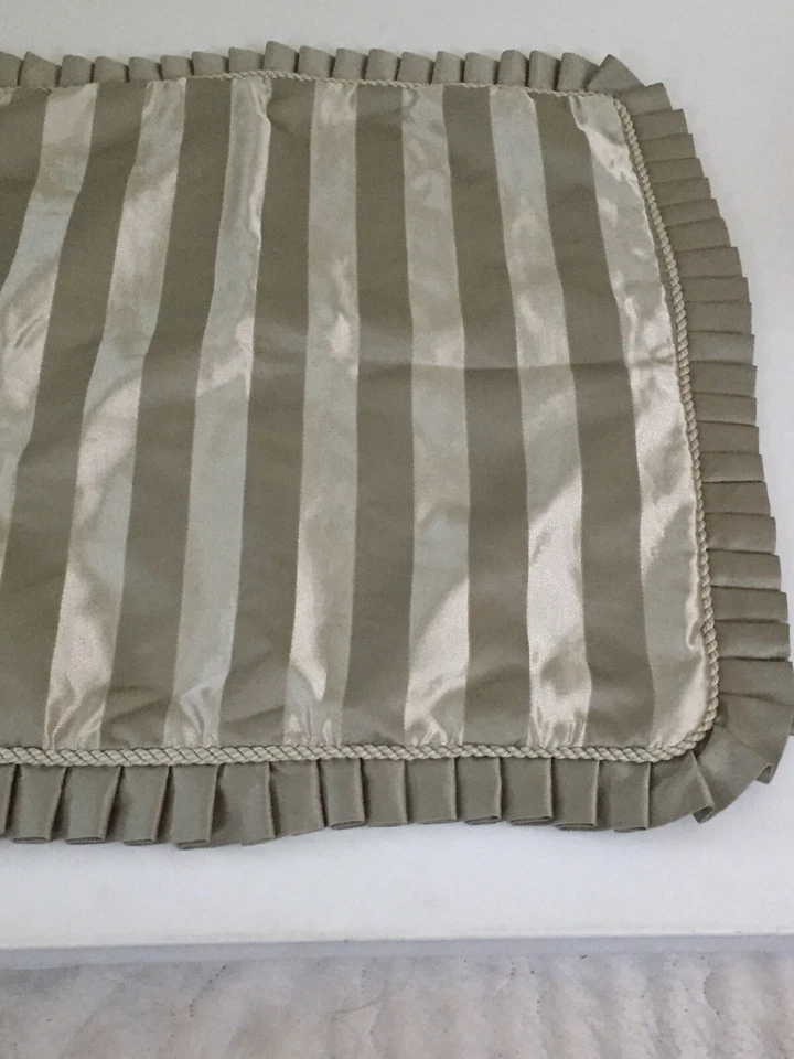 Volantes plisados a rayas verde salvia 1 euro borde simulado 26" forrado de poliéster pesado Foto 3 de 4