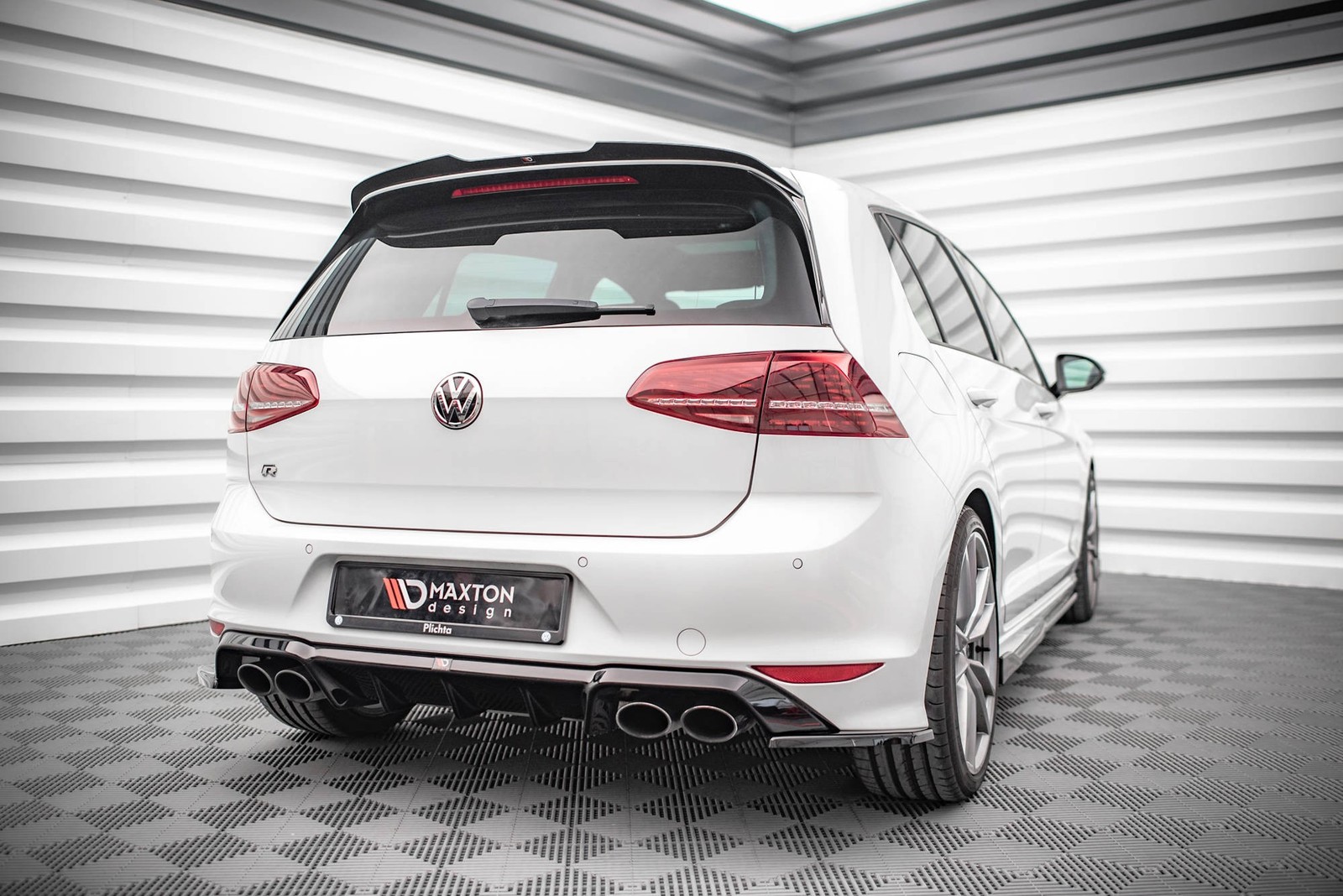 Diffuseur arrière complet pour Golf R Mk7 en finition noir brillant