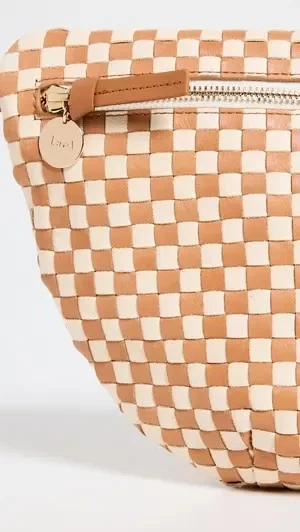 $385. Riñonera Clare V. Grande marrón y crema tejida a cuadros oro plata Foto 4 de 4