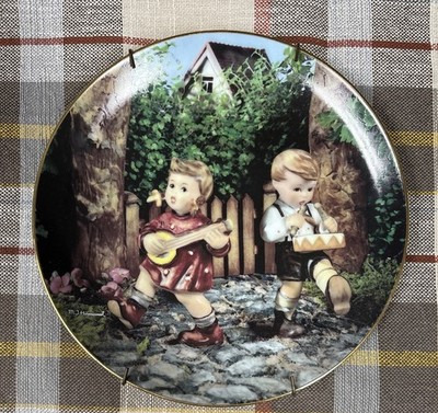 Private Parade M.I. Hummel Plate Danbury Mint W/ Cert & Styrofoam Box