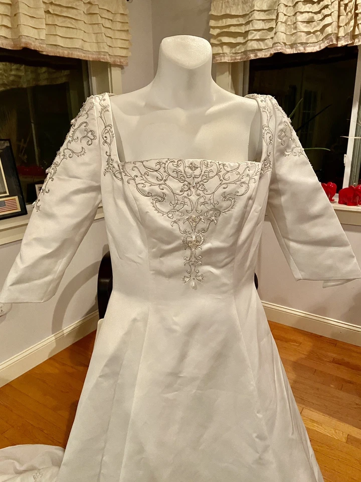 Vintage Moonlight  Square Neck Embroidered 3/4 Sleeve Wedding Dress Gown Size S - Image 3 of 4