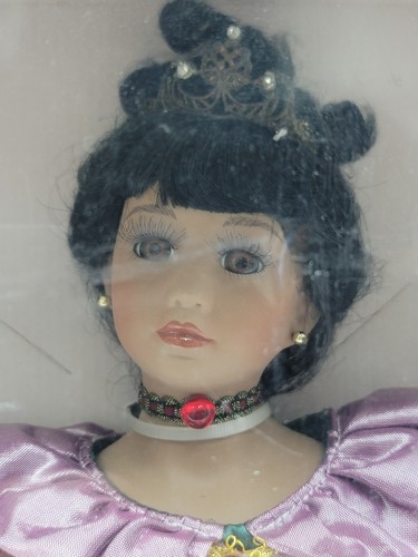 SAMMLERERINNERUNGEN PORZELLANPUPPE SERENA LATEINPUPPE SCHWARZHAAR BRAUNE AUGEN NEU IM VERKARTON - Bild 5 von 13