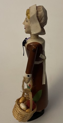 "Estatuilla vintage de dama peregrina con cesta de madera de 5,75"" de alto" - Imagen 2 de 6