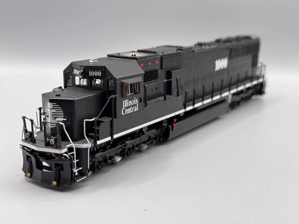 Overland Latón Illinois Central SD70 1000 OMI 6603.1 Escala HO Foto 3 de 4