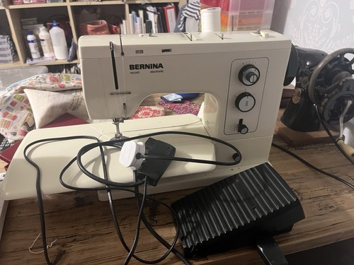 Bernina 830 Record Sewing Machine - Photo 4/7
