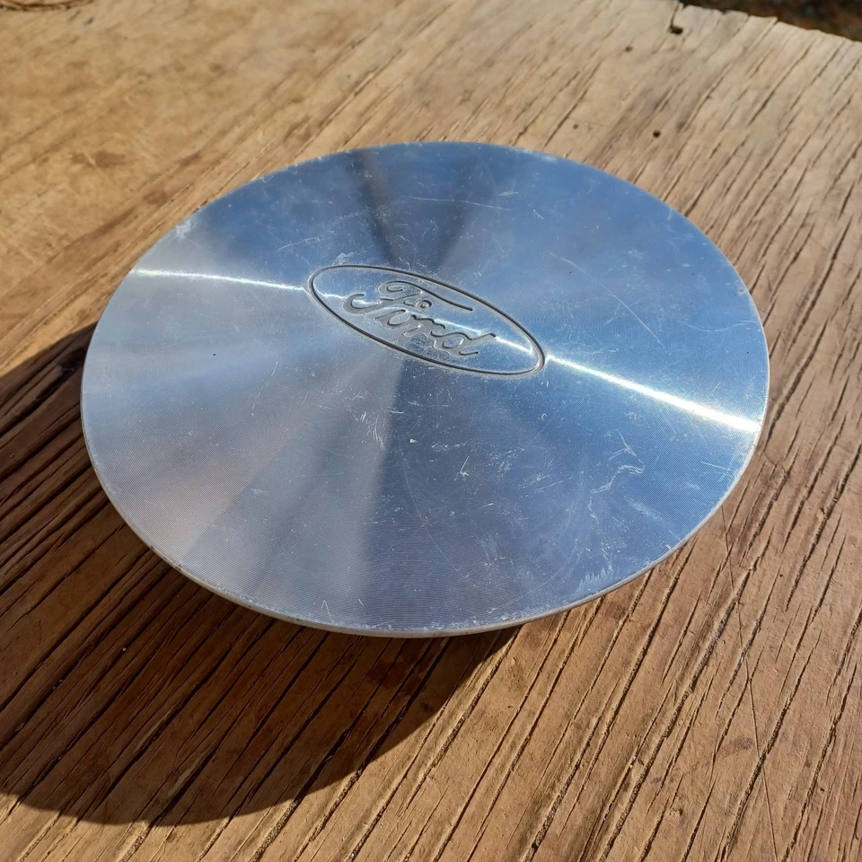 Tapa central mecanizada Ford E150 Econoline, 1993-2003, p/n F5UA-1A096-YA 01 Foto 2 de 3