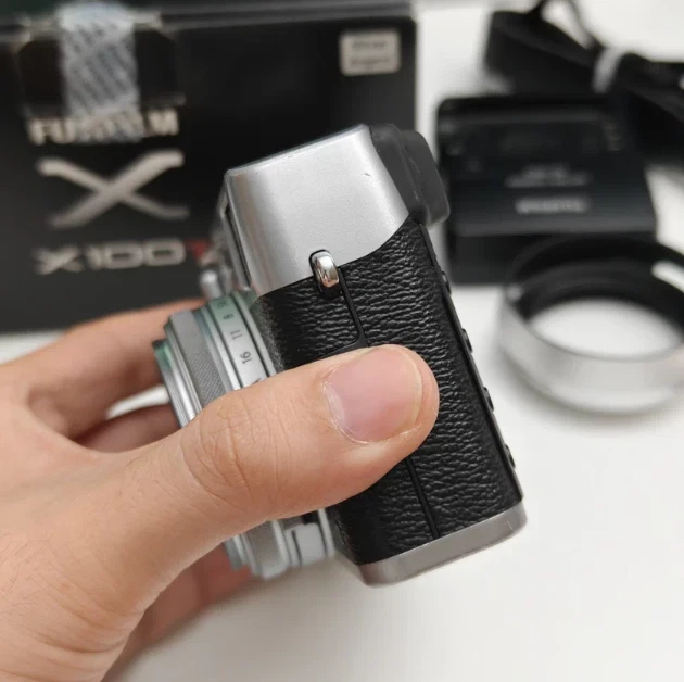 Fujifilm X100T 16.3MP Silver Compact Digital Cam FX - X100T High - Res Photos - Image 4 of 4