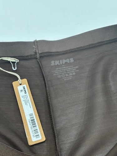 SKIMS Simply Bare Plus Size Shapewear Mid Thigh Shorts, 4X, Espresso - Picture 6 of 13