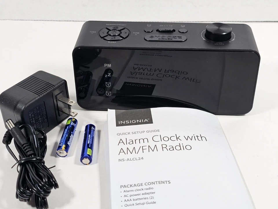Reloj despertador doble radio AM/FM digital Insignia atenuador de 4 niveles - negro NS-ALCL24 Foto 2 de 4