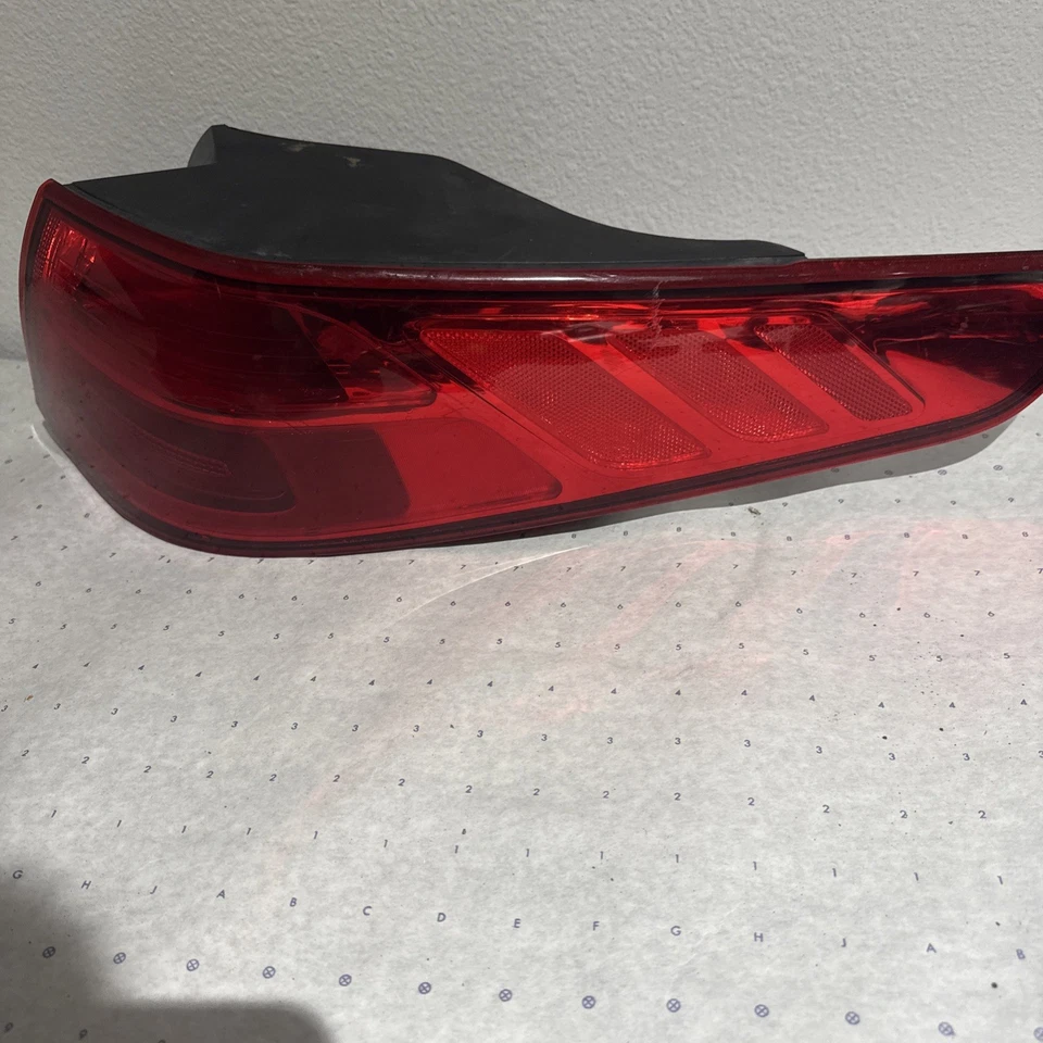 2014-2015 Kia Optima Halogen Right Side Tail Light Assembly OEM - Image 2 of 4