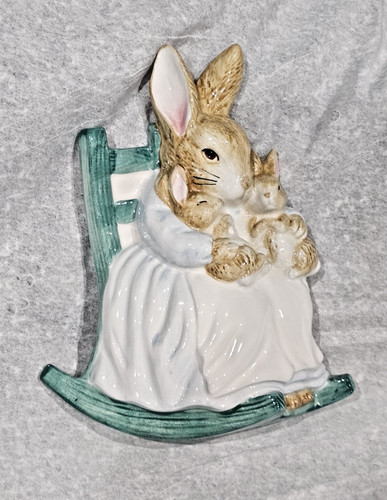 1990 Schmid Beatrix Potter Mrs Rabbit & Bunnies Wall Plaque #414-051 w/ Box
