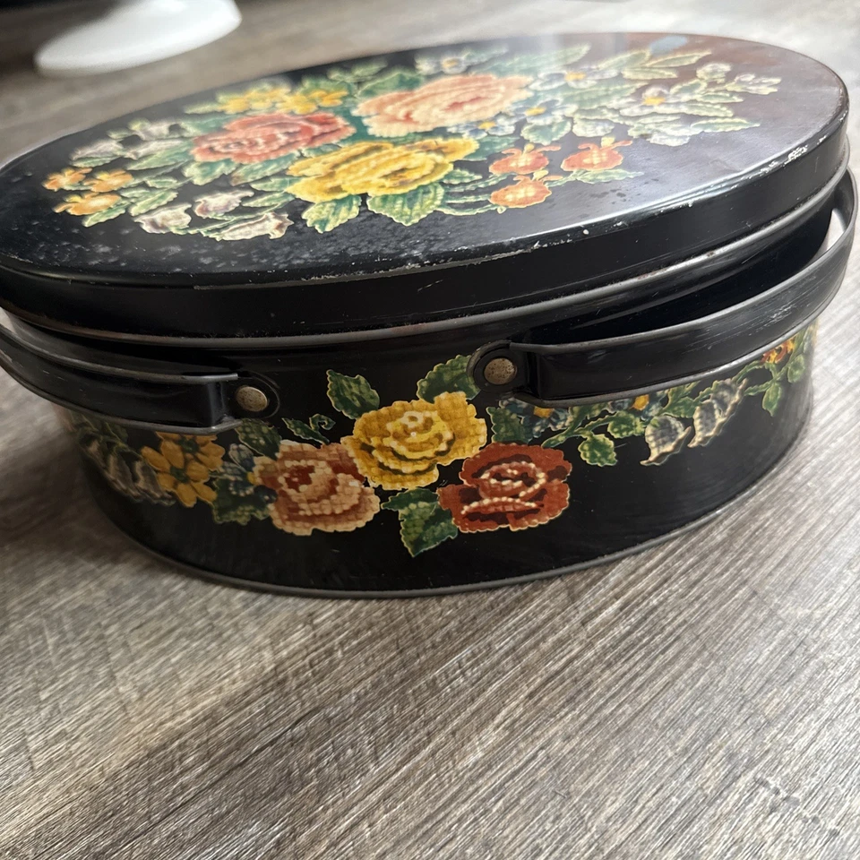 Cesta de hojalata vintage ovalada negra floral con doble mango estilo básico de cabaña Foto 3 de 4