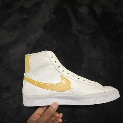 Nike Blazer High Top Suede Athletic Sneakers White/Yellow Solid Rubber Pre-Owned
