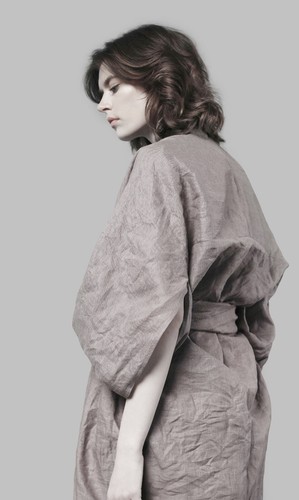 Vestido envolvente estilo kimono de lino vanguardista japonés. Abrigo plumero kimono Cocoon - Imagen 27 de 41