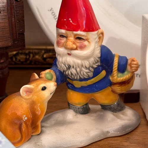 Vintage Gorham Gnome Feeding Mouse Figurine Japanese - Picture 2 of 7