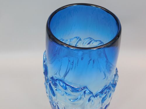 9 3/4", 24.5cm PHIL ATRILL ? OVERLAID BLUE ART GLASS VASE, SIGNED. - Picture 3 of 4