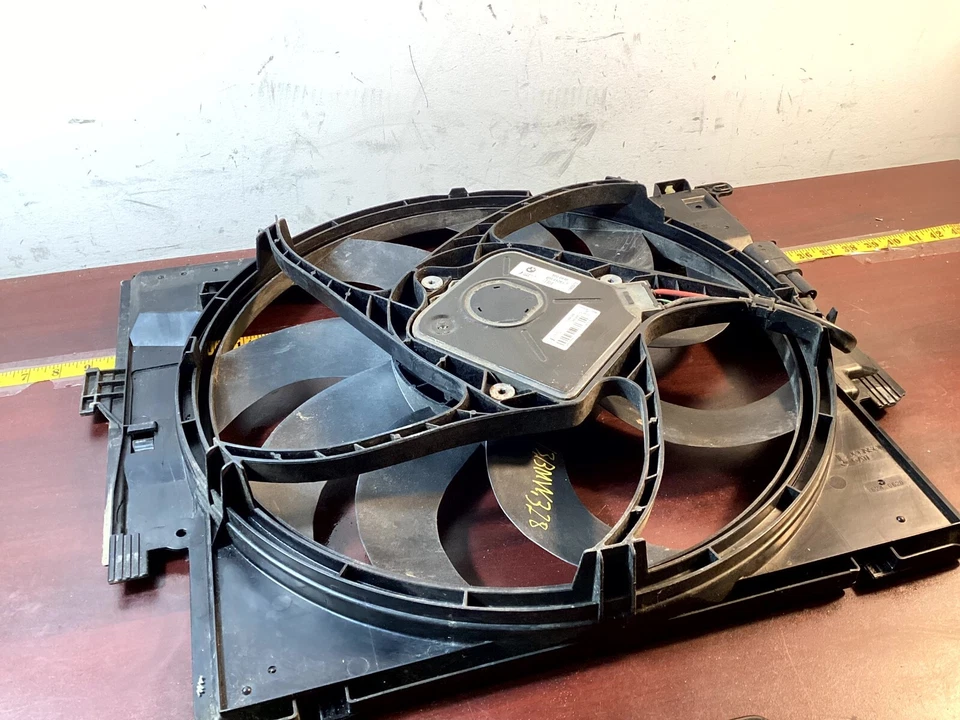 Conjunto de motor ventilador de refrigeración radiador BMW 328i F30 XDRIVE 2012-2016 7640511 OEM. Foto 2 de 4