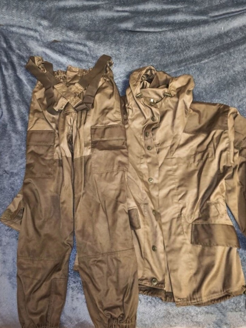 Video boyicha chiroyli erkak top Talabalar stoli ostidagi yashirin kamera