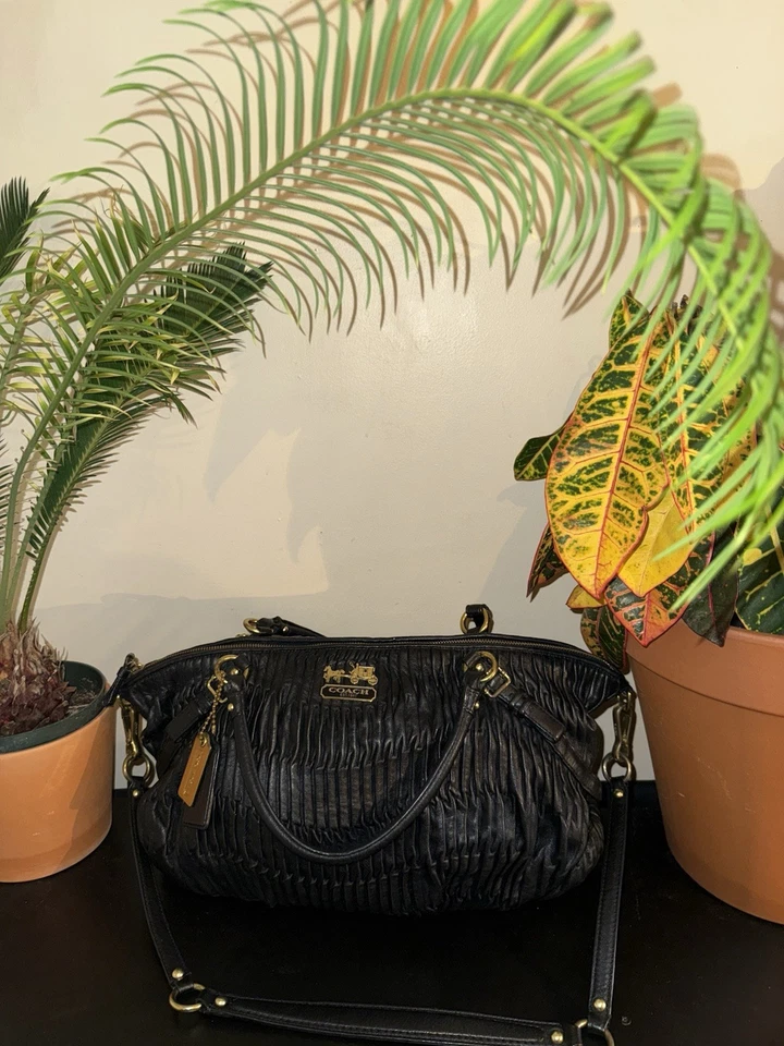 Bolso de mano Coach Madison de cuero recogido negro con correa bandolera Foto 2 de 4