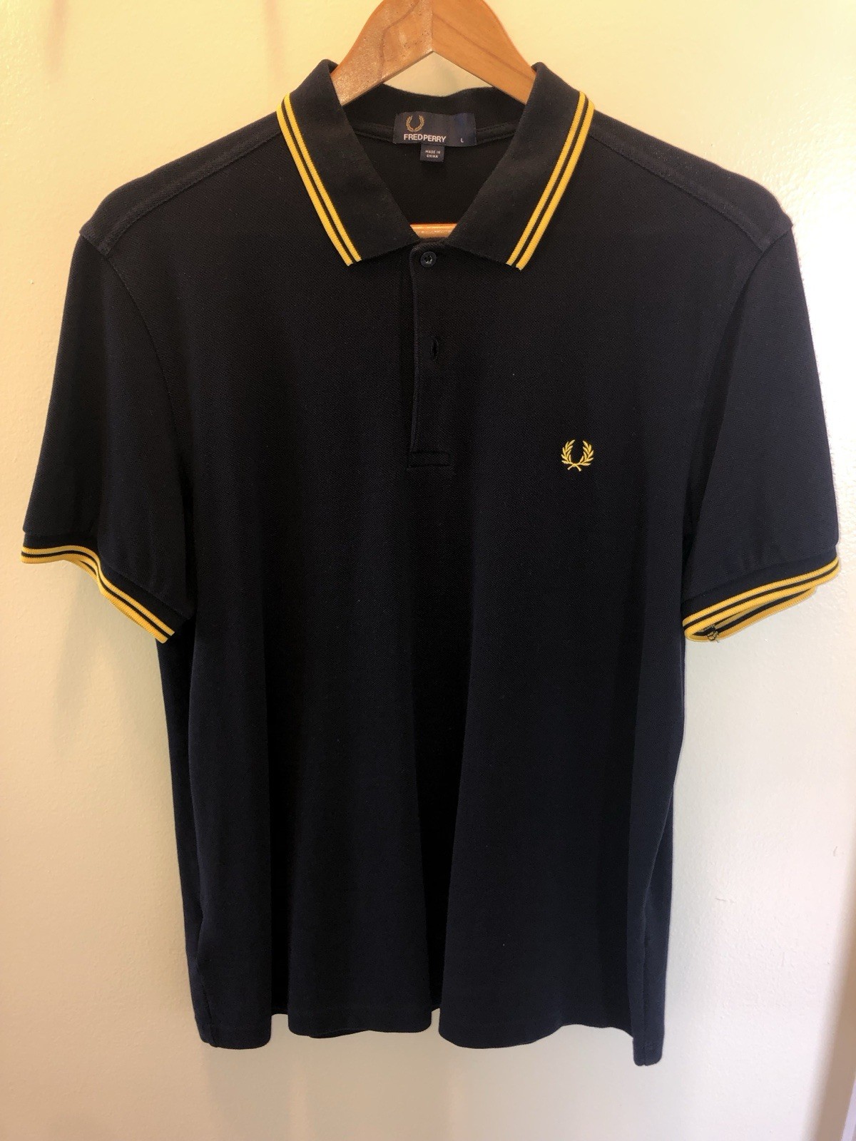 Polo Fred Perry - Calce Ajustado Grande - Amarillo y Negro Hacer Verde