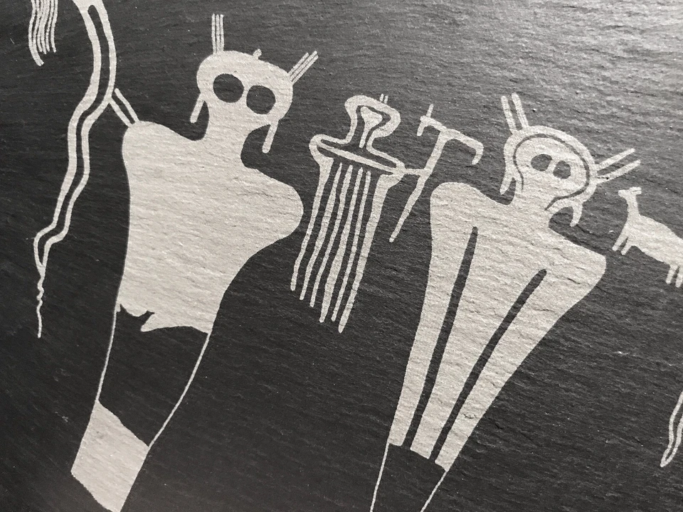 Pictografía Sego Man Utah petroglifo nativo americano acantilado roca sobre pizarra negra Foto 2 de 4