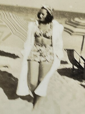 MD Blurry Blurred Beautiful Bombshell Sexy Woman Beach Robe Bikini 1920-30's