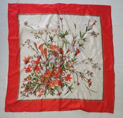 Triangle Seidentuch. Gebraucht in gutem Zustand. 100% Seide. 84cm*84cm