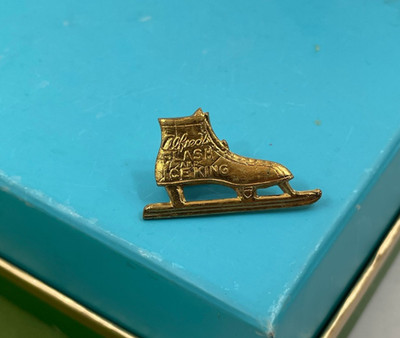 1930s ALFRED'S FLASH & ICE KING figural speed skate ice skating Pinback Vintage