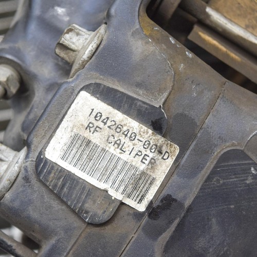 Pinza freno anteriore destra con pastiglie TESLA MODEL S 1042640-00-D 2017 - Foto 5 di 6