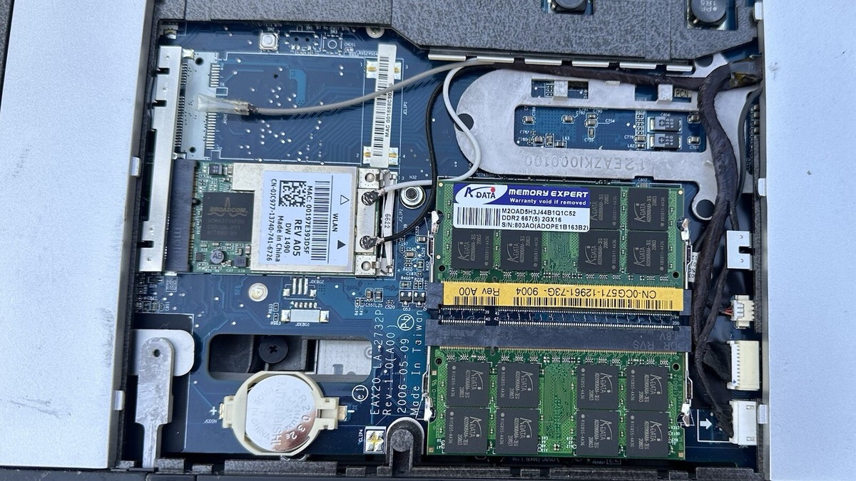 Dell XPS M2010, WIN VISTA, Core 2 Duo, 4GB Ram, WIRELESS KEYBOARD