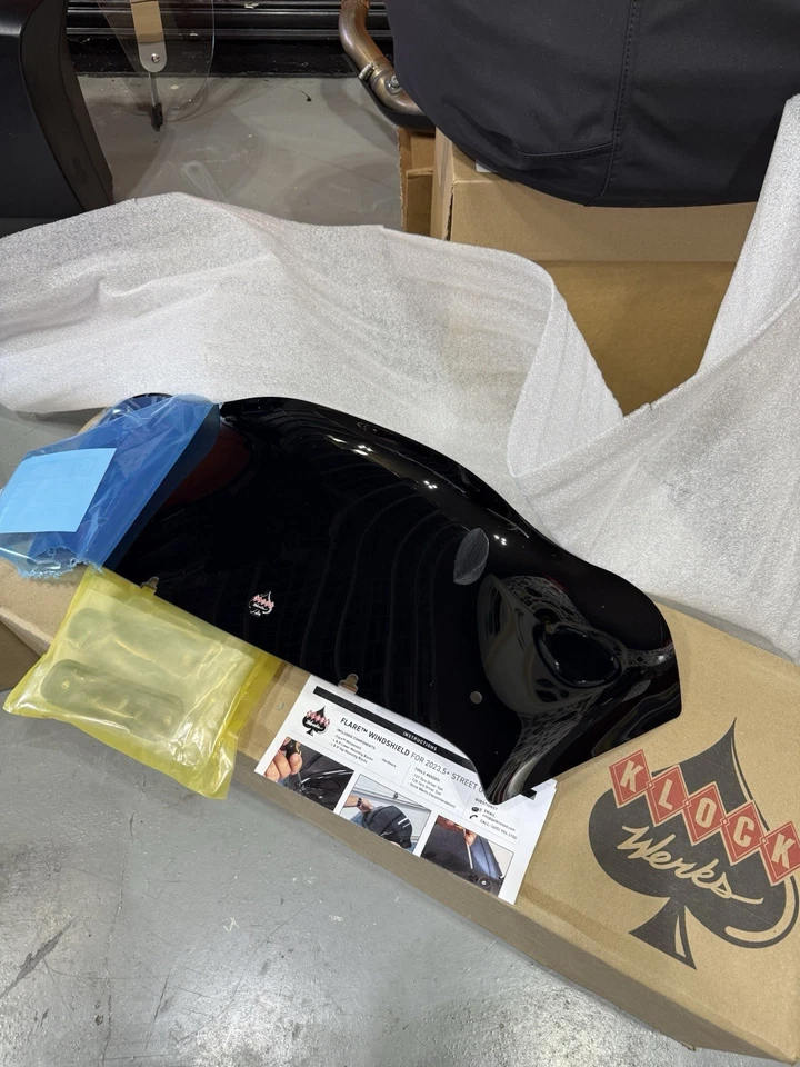 Parabrisas negro liso acampanado Klock Werks 8" Harley Street Glide FLHX 2023,5-25 Foto 2 de 4