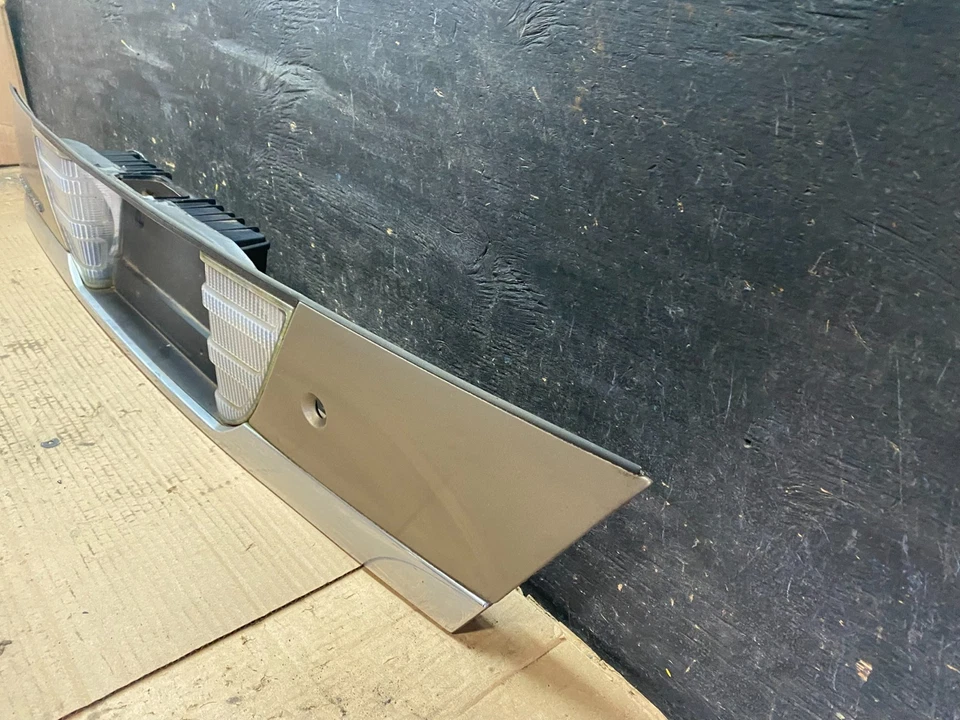 Painel de placa traseira de guarnição Ford Crown Victoria 1998 a 2011 U8152 DG - Imagem 2 de 4